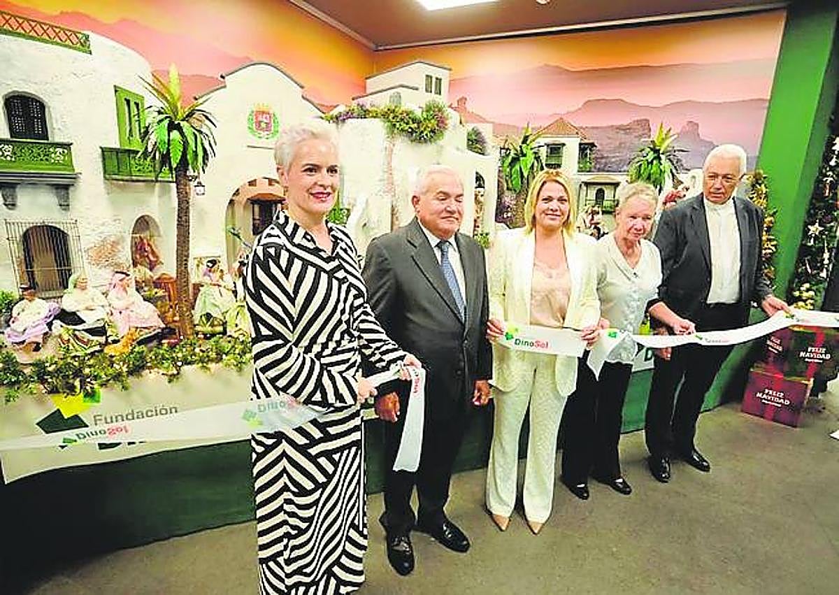 Imagen secundaria 1 - Abre el belén solidario de HiperDino