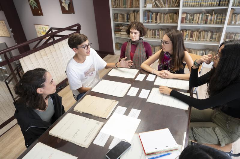 El grupo de estudiantes del instituto Pérez Galdós durante su debate sobre violencia machista.