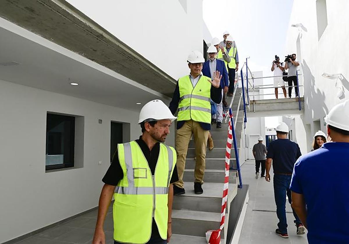 El consejero, el director del ICAVI y el alcalde de Ingenio supervisaron el estado de las obras de los inmuebles que serán entregados a las familias en el primer trimestre de 2024.