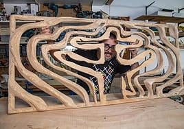 Óliver Sánchez Acosta es el hombre más feliz del mundo en su taller.