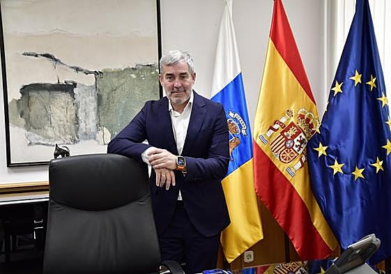 Fernando Clavijo contrapone el enconamiento de la política nacional con el diálogo en las islas.