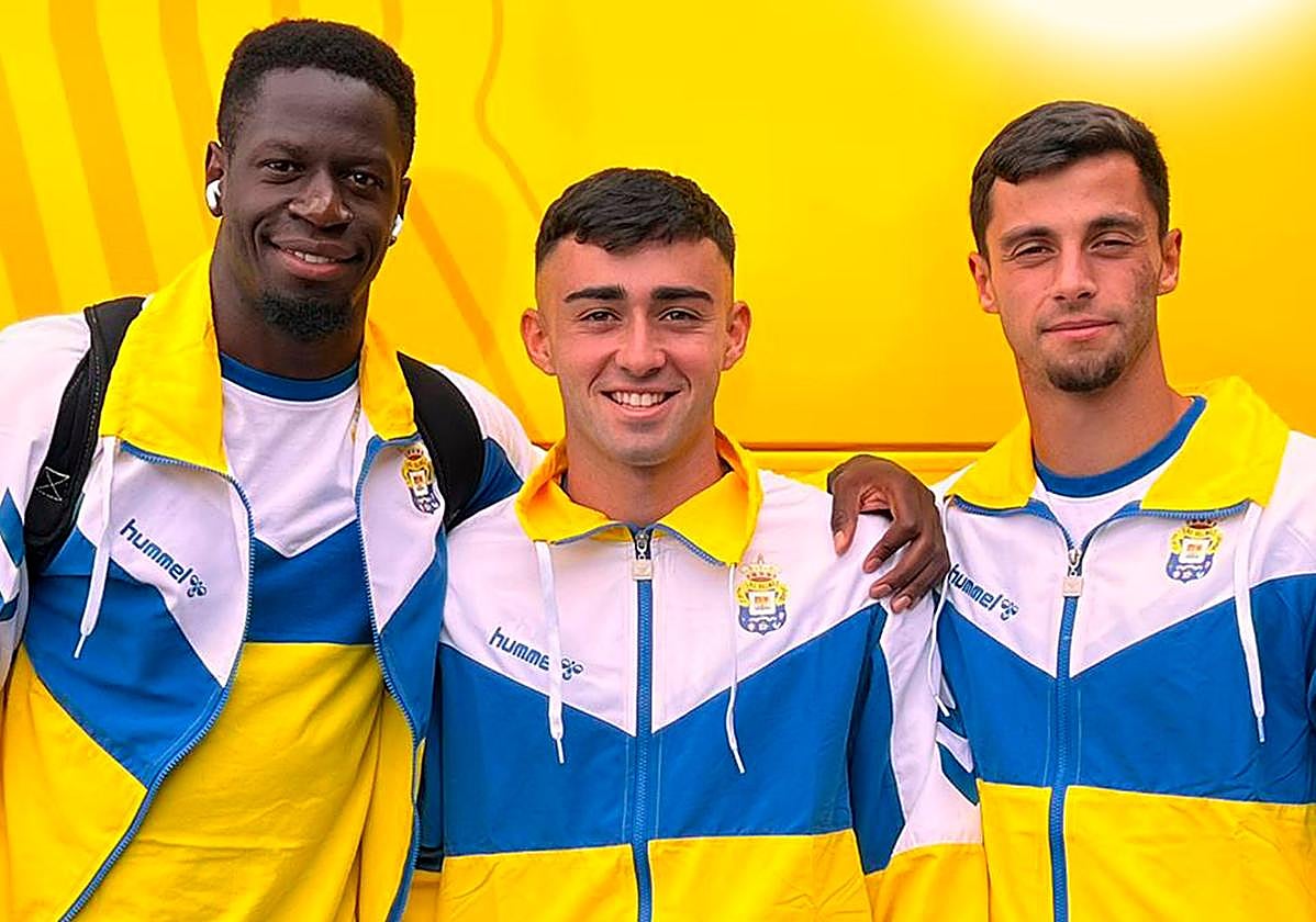 Nuke Mfulu, Moleiro y Enzo, posan antes de poner rumbo al aeropuerto.