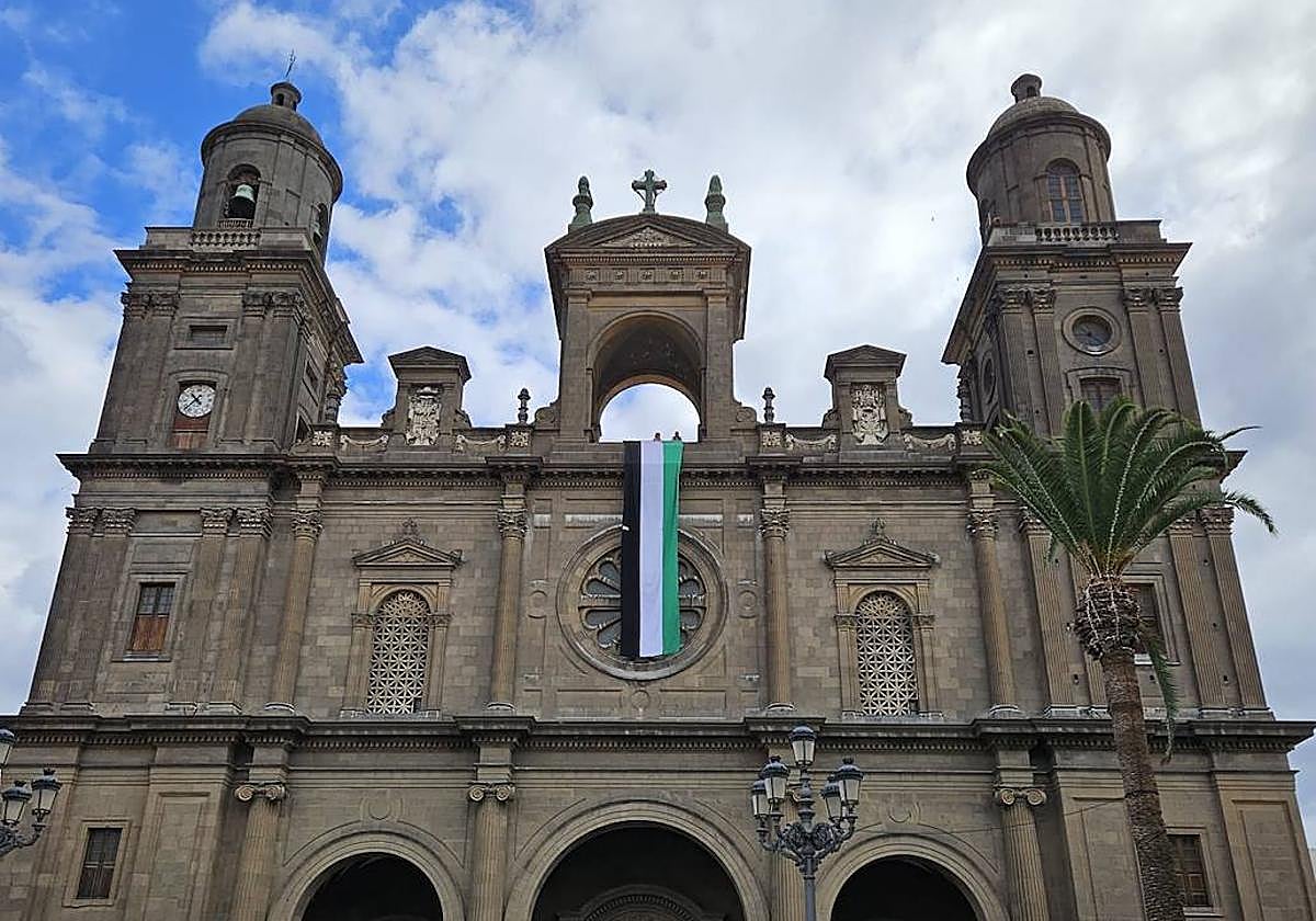 La bandera de Palestina en la Catedral de Canarias.