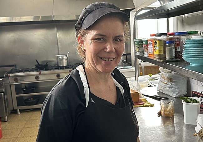 La chef Josefita en su pulcra cocina.