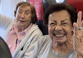 Ángela y Aurora en el vuelo de Iberia Express