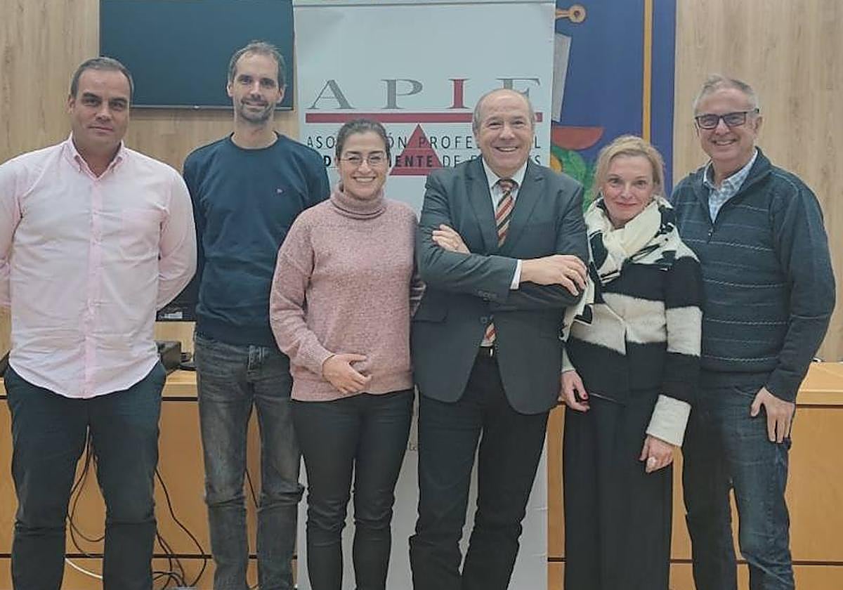 La nueva directiva de la APIF, con Pallarés –con corbata– en el centro.