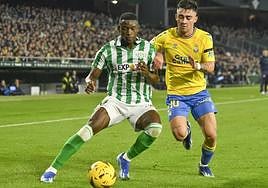 Moleiro disputa el esférico ante el jugador del Betis Luiz Henrique.