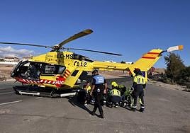 Momento del traslado del ciclista al Hospital Universitario Insular de Gran Canaria.