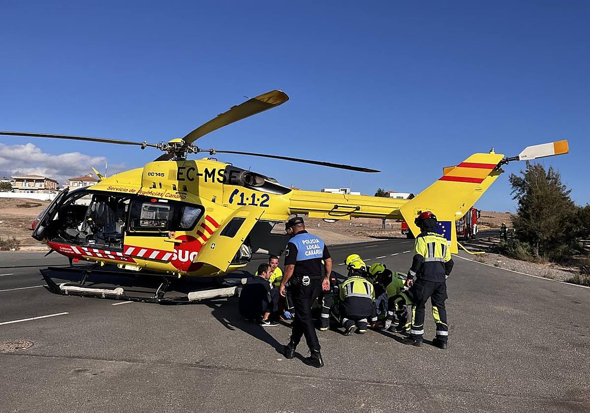 Momento del traslado del ciclista al Hospital Universitario Insular de Gran Canaria.