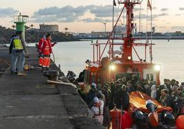 Salvamento Marítimo ha desembarcado a primeras horas de este martes en la capital de Lanzarote a 98 personas que navegaban en dos pateras al noreste de la isla. En la imagen, llegada de los inmigrantes a Puerto Naos.