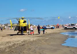 Imagen del helicóptero medicalizado del SUC desplazado a la Playa del Cochino, en el municipio grancanario de San Bartolomé de Tirajana.