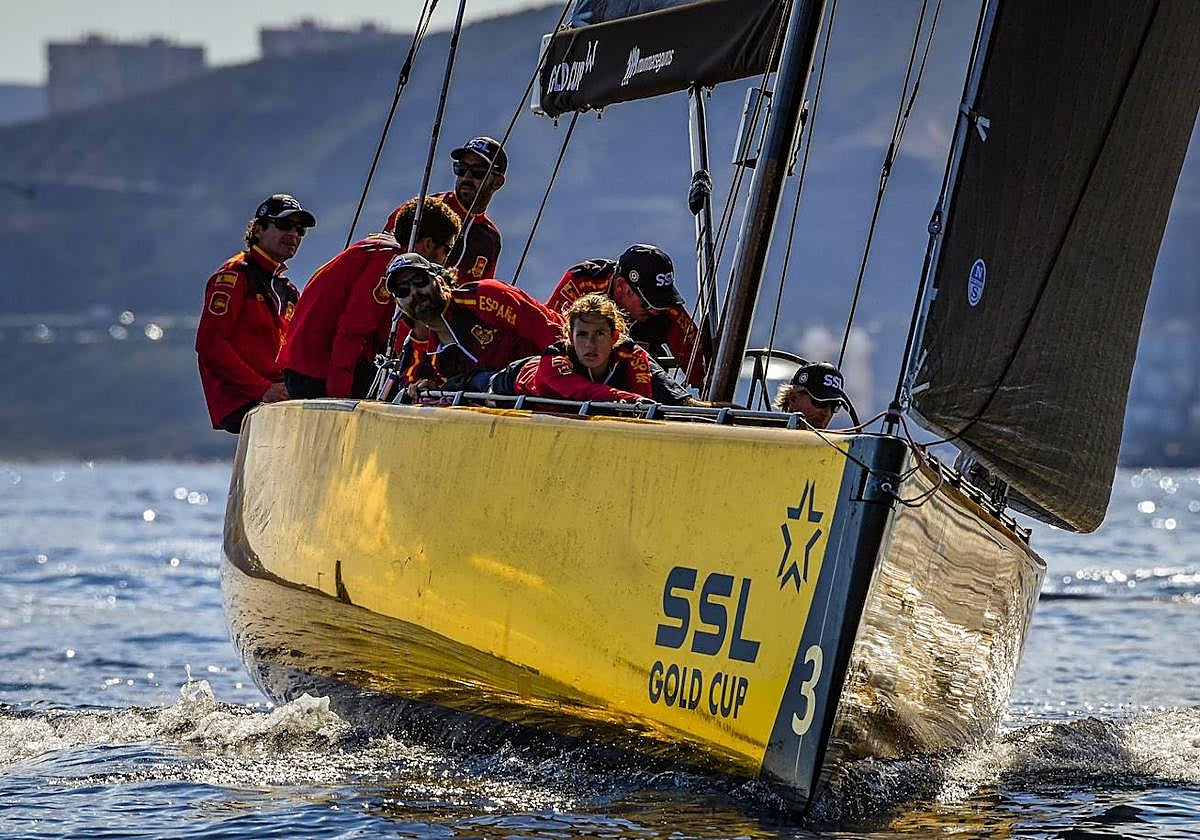 La tripulación española, al mando de Luis Doreste, durante la jornada de este martes.