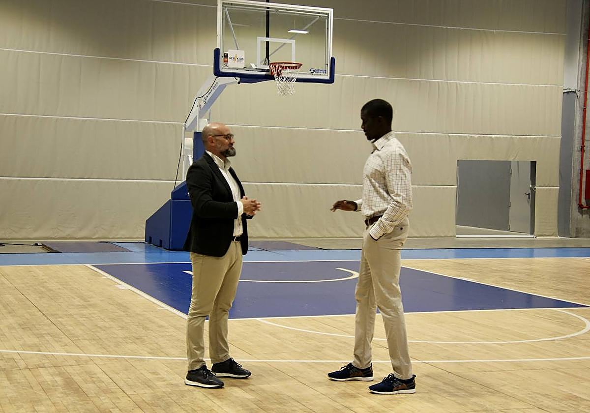 El consejero de Deportes del Cabildo de Gran Canaria, Aridany Romero, y el presidente del Club Baloncesto Gran Canaria, Sitapha Savané.