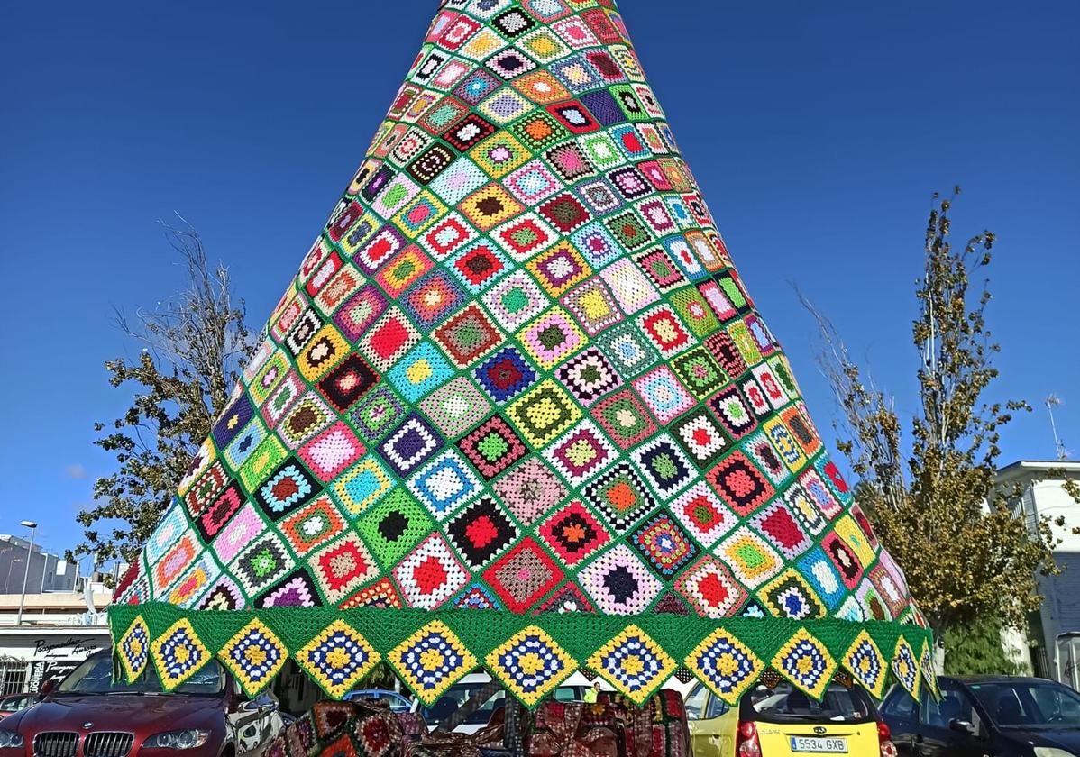 Foto de archivo de un árbol de Navidad de crochet en Andalucía.