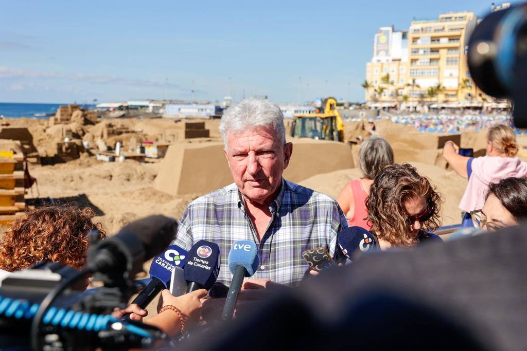 El belén de arena de Las Canteras toma forma