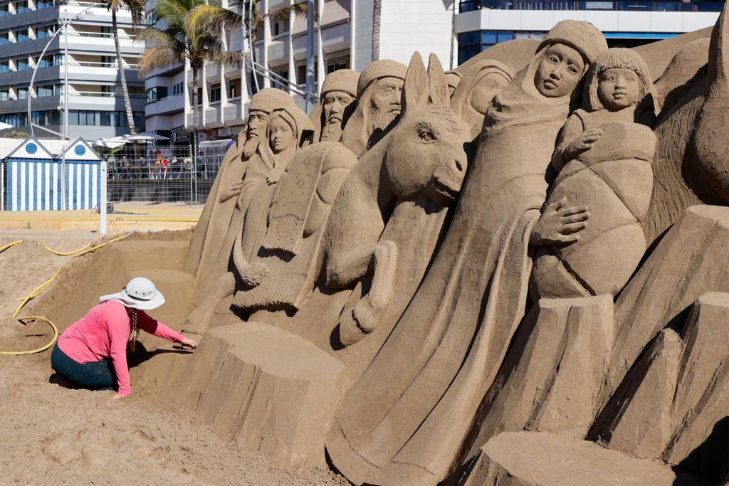 El belén de arena de Las Canteras toma forma