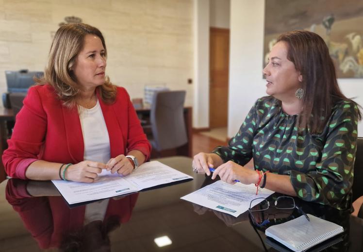 La presidenta Lola García y Nereida Calero, consejera de Ordenación del Territorio.