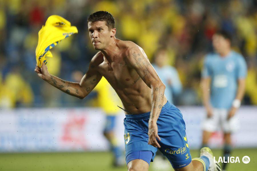 Imagen principal - Una delantera apagada en la que Sandro debe destellar ya