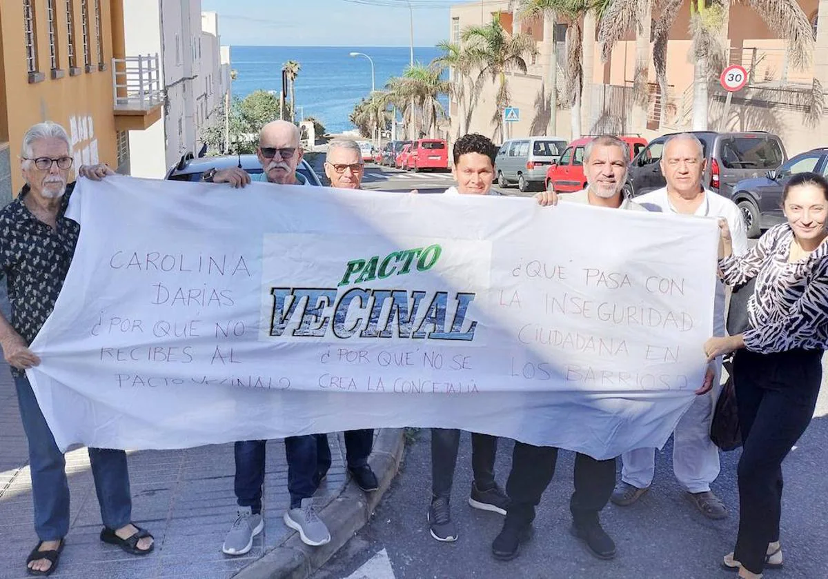Representantes del Pacto Vecinal, este miércoles, en las calles de La Isleta.
