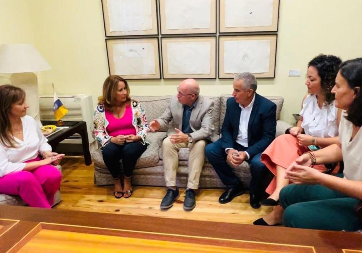 Reunión de parlamentarios y consejeros en el Parlamento regional.