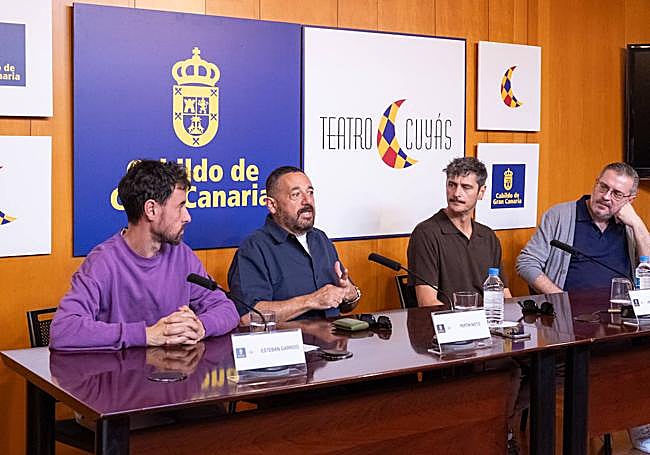 De izquierda a derecha, Esteban Garrido, Pepón Nieto, Antonio Pagudo y Gonzalo Ubani, director del Teatro Cuyás, en la rueda de prensa de este jueves.