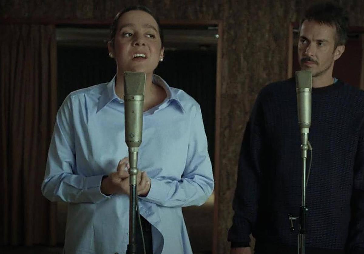 Valeria Castro y Pucho, de Vetusta Morla, en la grabación de la canción.