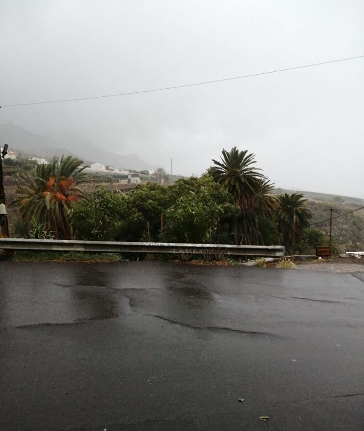 Imagen secundaria 2 - La lluvia riega el sureste de Gran Canaria (imagen superior) y La Aldea.