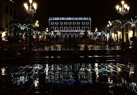 La lluvia riega la capital grancanaria.