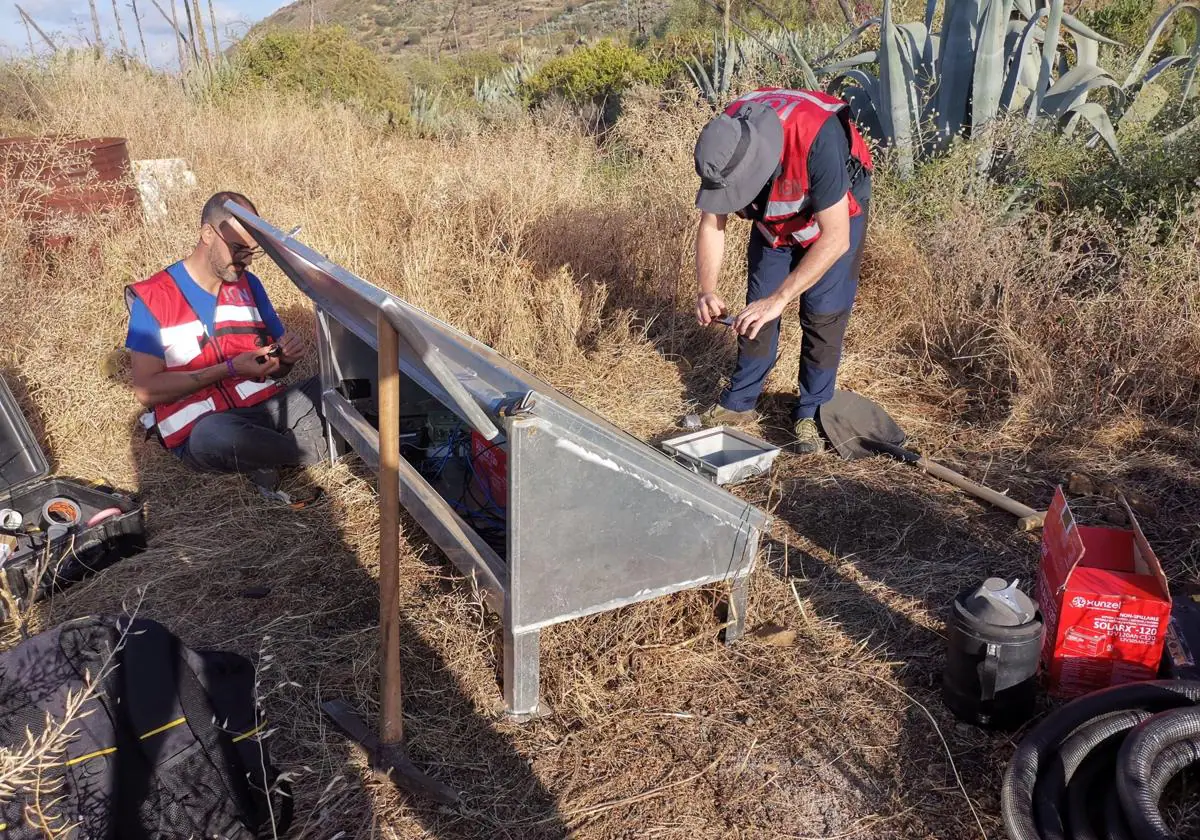 Un equipo del IGN instalando una estación sísmica en Gran Canaria dentro del proyecto Guanche.