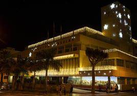 La fachada del Cabildo de Gran Canaria iluminada.