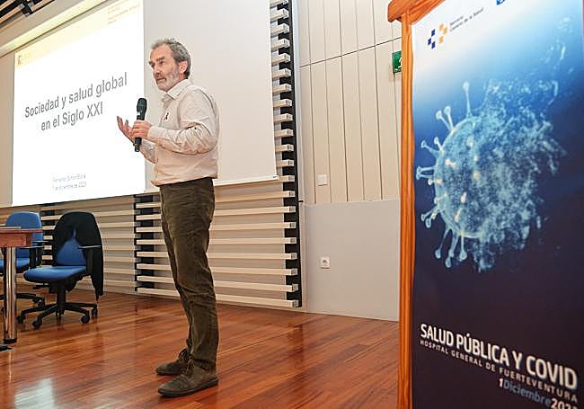 El epidiemiólogo, durante la charla inaugural de la jornada Salud Pública y Covid que se celebró en el Hospital General de Fuerteventura.