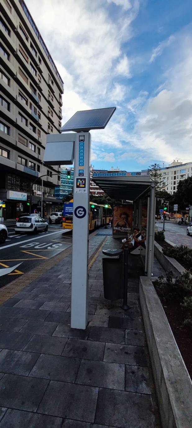 El sistema de marcadores digitales, denominado NaviLens, en una de las paradas de guaguas municipales.
