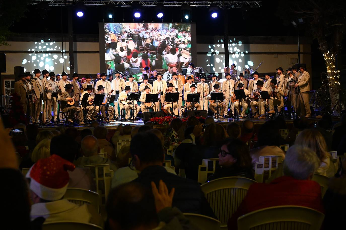 Imagen principal - Guía da el pistoletazo de salida a las fiestas navideñas con su encendido