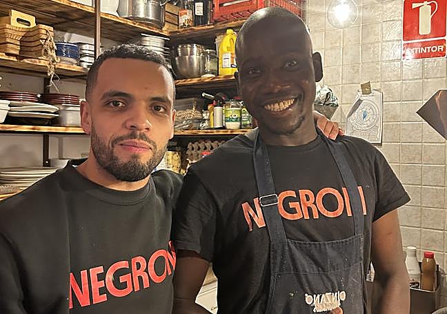 Camarero y cocinero del Negroni.