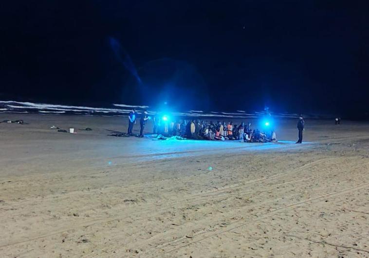 Un cayuco llega a Playa del Inglés con 56 personas