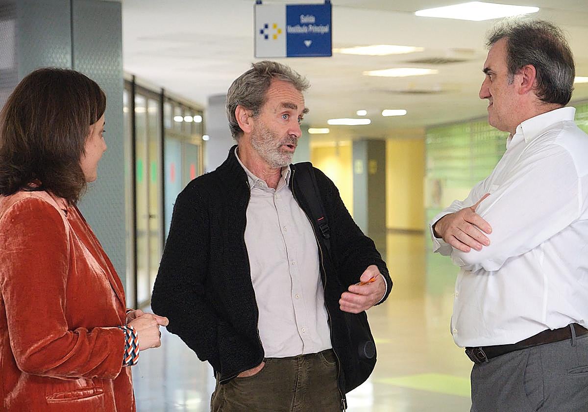 Simón Soria, con José Manuel Toscano Pardo, coordinador insular covid para Fuerteventura y médico de familia.