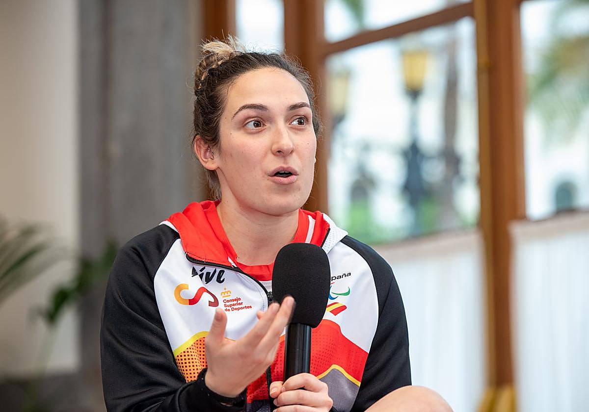 Ariadna Edo, medallista paralímpica, en el momento de una charla.