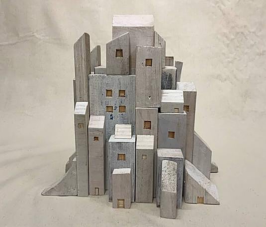 Una de las esculturas de Miguel Panadero, en madera reciclada.