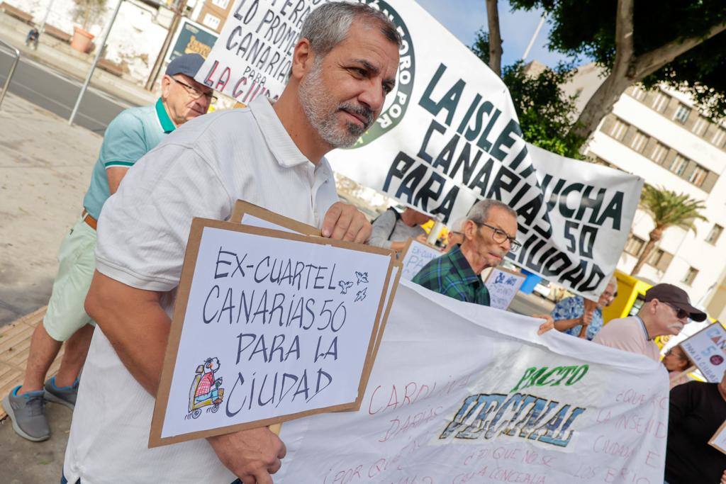 El Pacto Vecinal sale a la calle en protesta para recuperar el Canarias 50