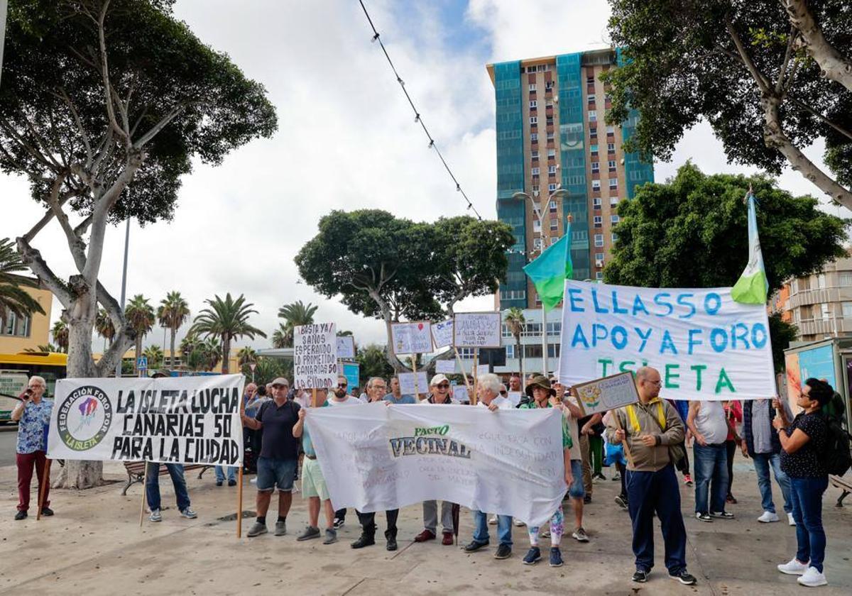 El Pacto Vecinal sale a la calle en protesta para recuperar el Canarias 50