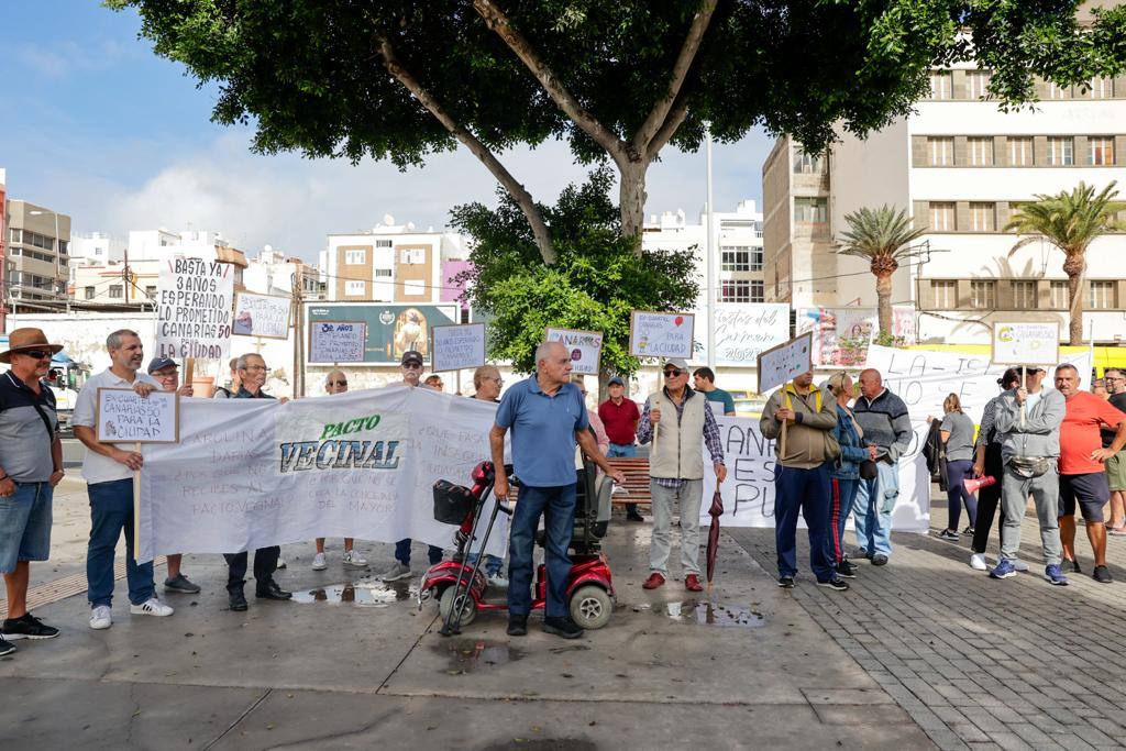 El Pacto Vecinal sale a la calle en protesta para recuperar el Canarias 50