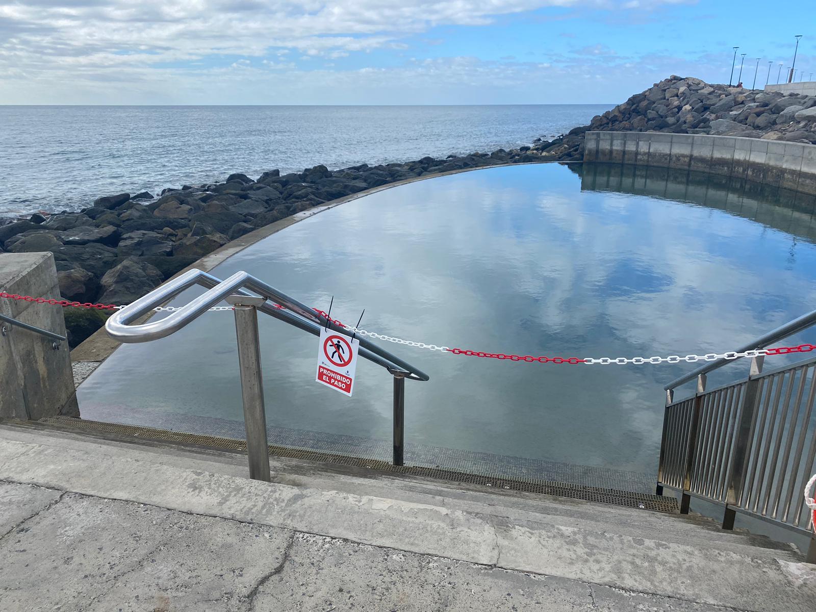 La piscina, ubicada en la playa de El Perchel, permanece cerrada al baño.