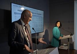 La alcaldesa Carolina Darias atiende las explicaciones del concejal de Hacienda, Francisco Hernández Spínola, durante la presentación de los presupuestos.