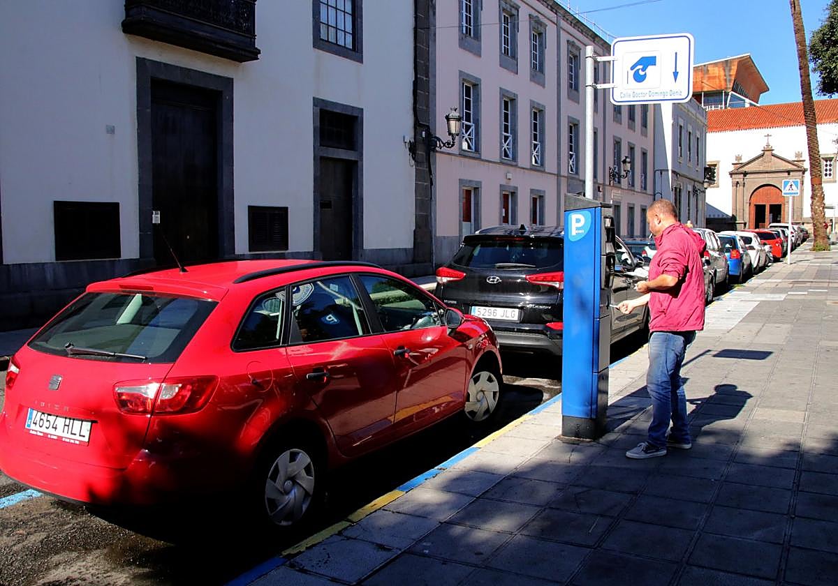 Imagen de archivo de un ciudadano abonando la tasa por el uso de la zona de estacionamiento regulado público.