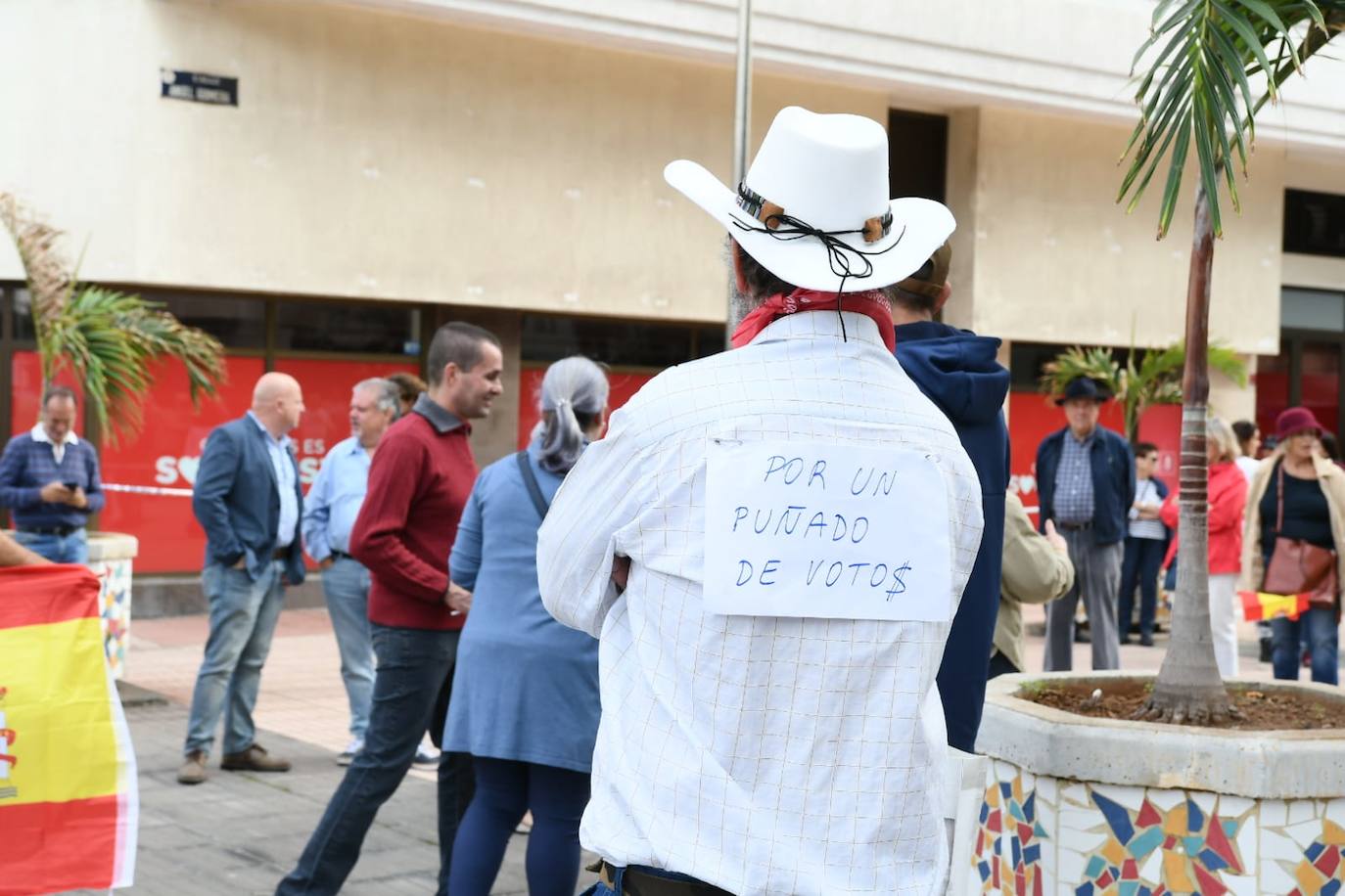 Pancartas y banderas de España en la manifestación de Vox ante la sede del PSOE en la capital grancanaria