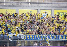 La afición amarilla en el Estadio de Gran Canaria.