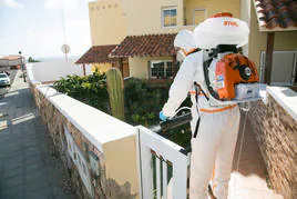 Fumigación de una vivienda en Fuerteventura en 2017, en la primera detección del mosquito en las islas.