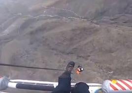 Rescate del parapentista en la parte alta del Barranco del Infierno, Adeje, una zona rocosa de difícil acceso.