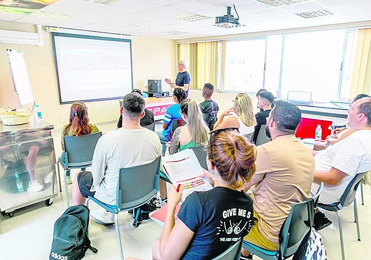 Una de las sesiones de formación teóricas presenciales impartidas en la central de la cadena C7