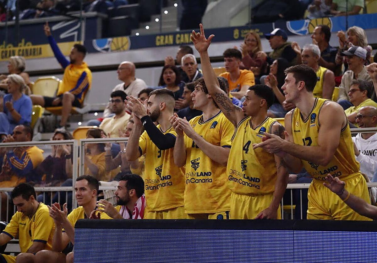 El banquillo del Granca, celebrando una de las canastas logradas ante el Aris en el último partido.